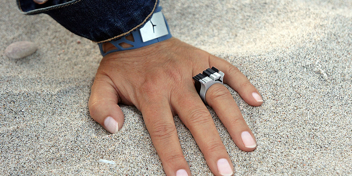 Ring r4 on ring finger black aluminium fashion