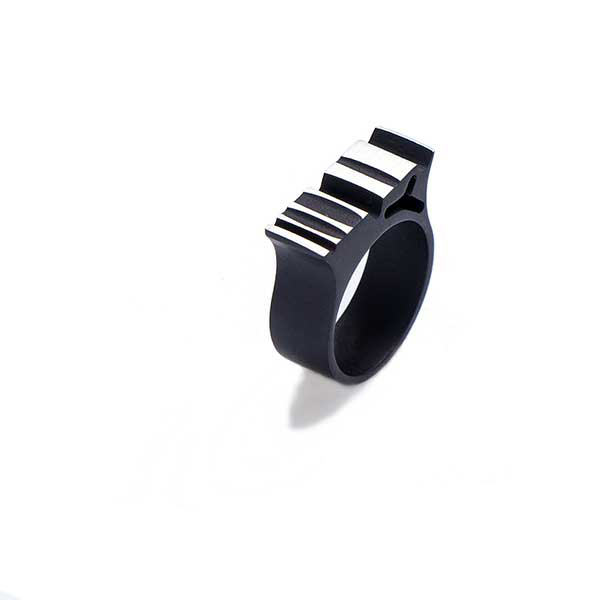 Ring r2 in black fashion style with polished top